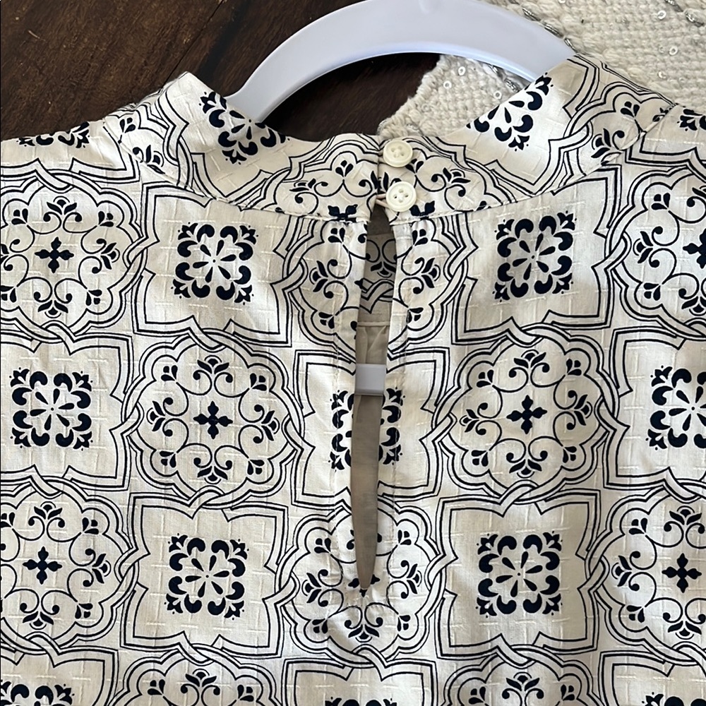 Patterned Blouse with Back Keyhole Closure - Picture 3 of 6